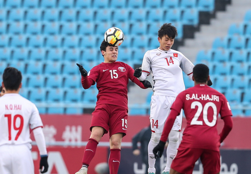  Pha tranh bóng giữa cầu thủ hai đội trong trận đấu. (Nguồn: THX/TTXVN)