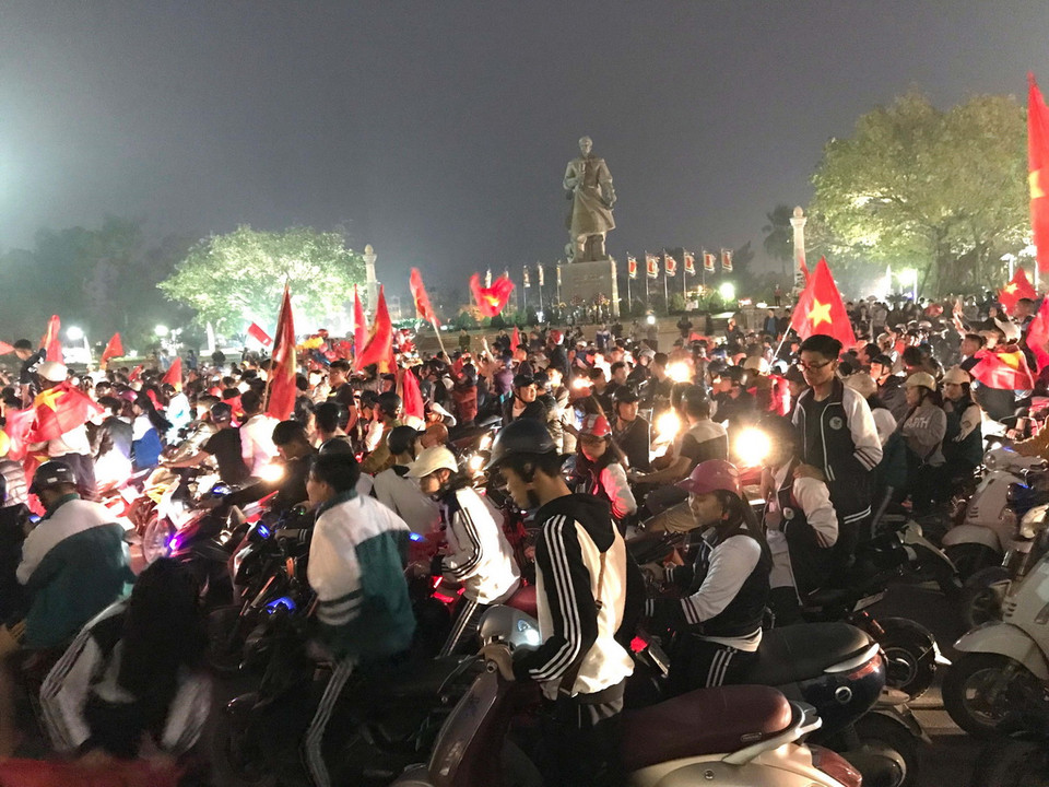 Không khí ăn mừng tại thành phố Nam Định sau chiến thắng lịch sử của đội U23 Việt Nam. (Ảnh: Công Luật/TTXVN)