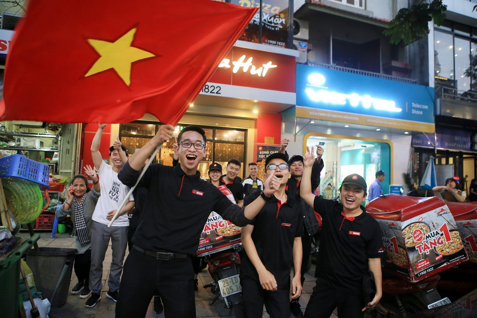 Cổ động viên ăn mừng khi đội tuyển Việt Nam thắng lượt đá luân lưu trong trận đấu. (Nguồn: TTXVN)