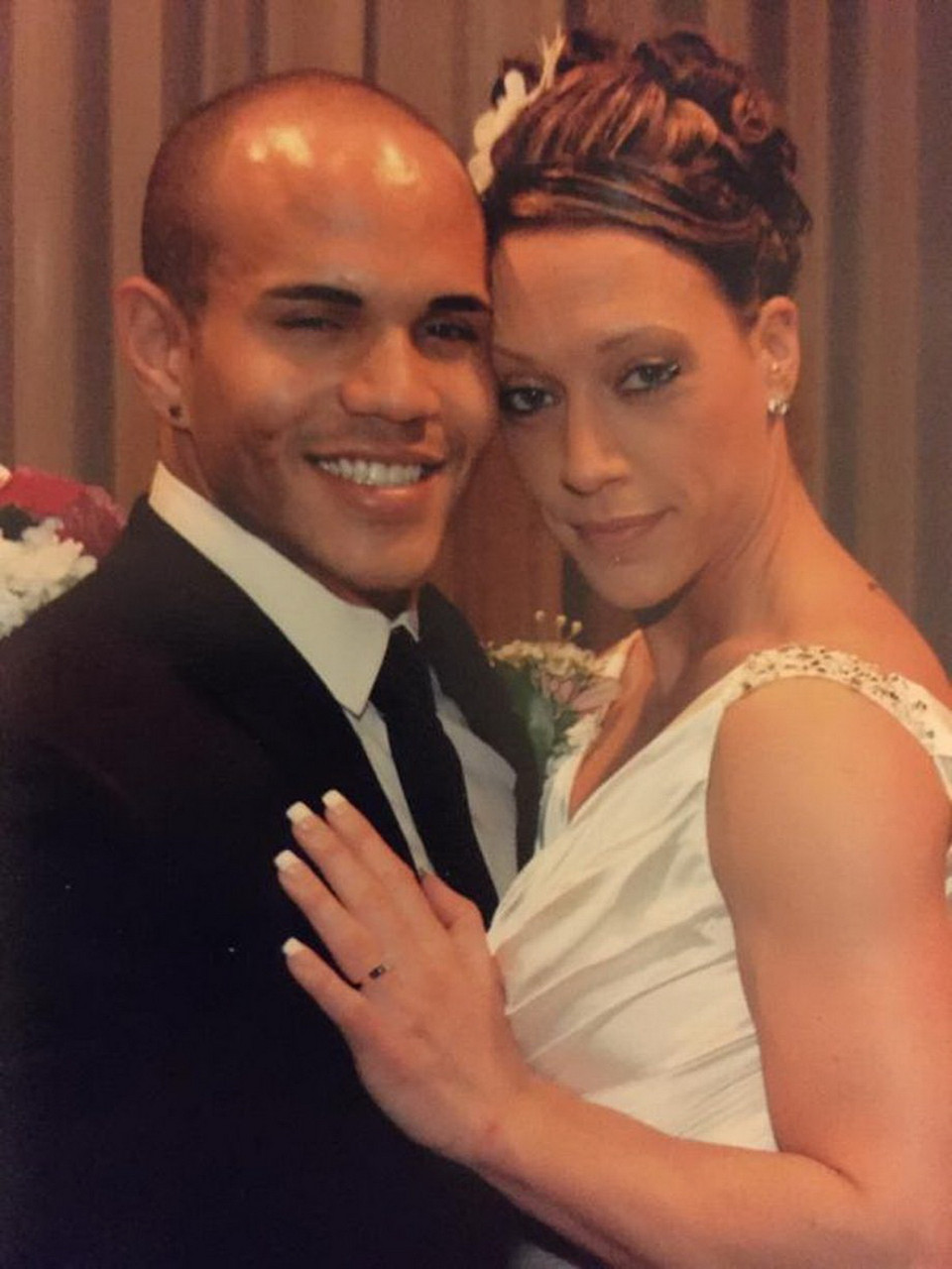 Vẻ rạng ngời ngập tràn hành phúc trong ngày cưới của đôi "uyên ương" cơ bắp nhất thể giới. (Nguồn ảnh: DailyMirror)