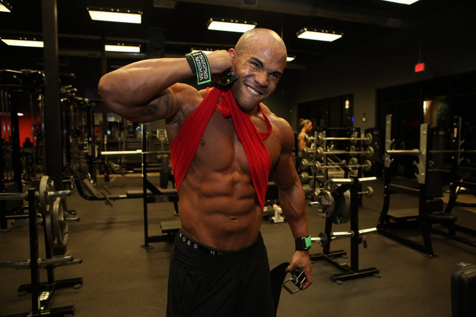 Buck Miller khoe cơ bụng 6 múi hoàn hảo. (Nguồn ảnh: DailyMirror)