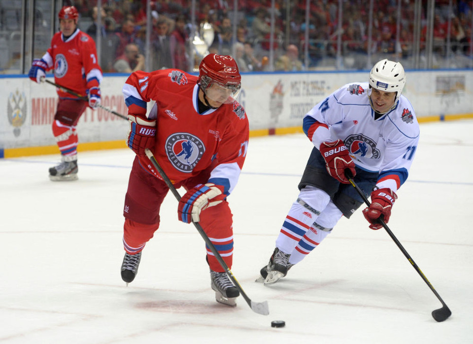  Người đàn ông quyền lực này đang tham gia vào một trận đấu khúc gôn cầu giao hữu giữa vận động viên chuyên nghiệp và nghiệp dư trong thế vận hội khúc gôn cầu buổi tối ở Sochi ngày 10/5/2014. (Nguồn: Sputnik)