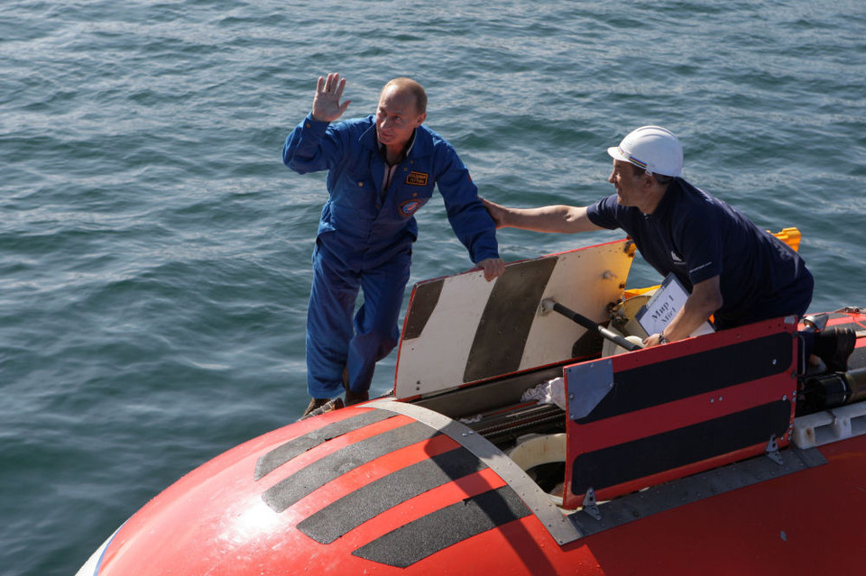  Tổng thống Vladimir Putin sau khi lặn bằng tàu ngầm Mir-1 bathyscaphe ở đáy hồ Baikal ngày 1/8/2009. (Nguồn: Sputnik)