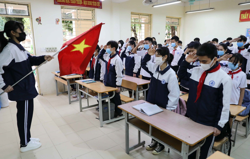 Học sinh trường trung học cơ sở Mai Đình chào cờ, hát Quốc ca. (Ảnh: Thanh Tùng/TTXVN)