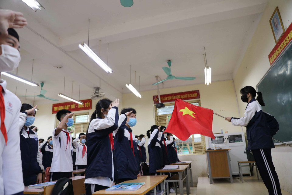 Học sinh chào cờ, hát Quốc ca tại lớp trong sáng thứ Hai đầu tuần 22/11/2021. (Ảnh: Thanh Tùng/TTXVN)