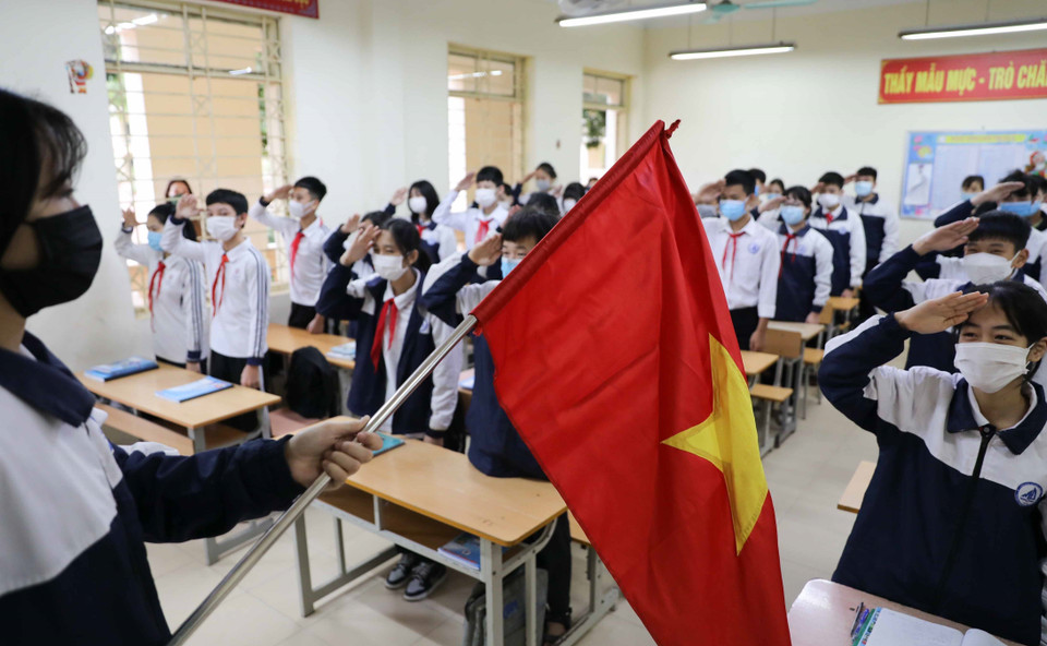 Chào cờ, hát Quốc ca tại lớp trong sáng thứ Hai đầu tuần. (Ảnh: Thanh Tùng/TTXVN)