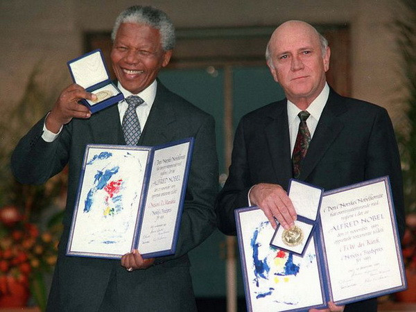 Ông Mandela và de Klerk chụp hình cùng với huy chương giải Nobel ngày 10 tháng 12 năm 1993, tại Oslo. (Ảnh: Jon EEG/AP)