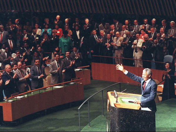 Ông Nelson Mandela nhận được sự ủng hộ của Đại biểu tại trụ sở Liên hợp quốc ở New York, ngày 22/6/1990. (Ảnh: Ron Frehm/AP)