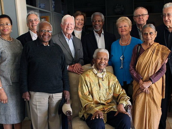 The Elders, một nhóm các nhà lãnh đạo toàn cầu chuyên hoạt động vì hòa bình và nhân quyền, có cuộc gặp gỡ với người sáng lập Nelson Mandela ngày 29 tháng 5 năm 2010, tại Johannesburg. (Ảnh: Jeff Moore)