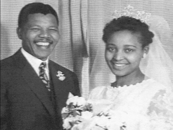 Nelson Mandela cùng vợ Winnie trong ngày cưới, ngày 14/6/1958. (Ảnh: AFP)