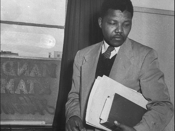 Lãnh đạo Đảng Quốc đại (ANC) Nelson Mandela trong bức ảnh chụp năm 1952 tại văn phòng luật mà ông mở cùng với đồng nghiệp là Oliver Tambo, tại Johannesburg. Đây là văn phòng luật của người da đen đầu tiên ở Johannesburg. (Nguồn: AP)