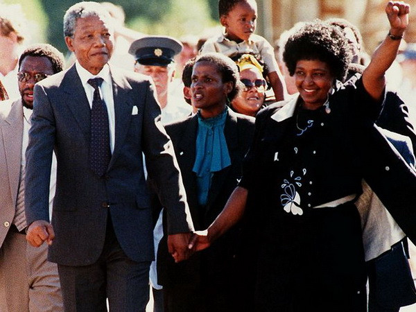 Ông Mandela cùng vợ, sau khi rời khỏi nhà tù Victor Verster vào ngày 11/2/1990, tại Cape Town. (Ảh: Greg English/AP)