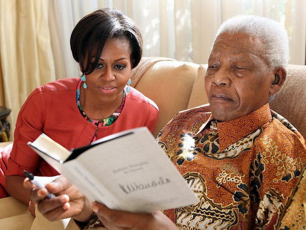 Đệ nhất phu nhân Michelle Obama có chuyến thăm ông Mandela tại nhà riêng ở Johannesburg vào ngày 21/6/2012. (Ảnh: AFP/Getty Images)