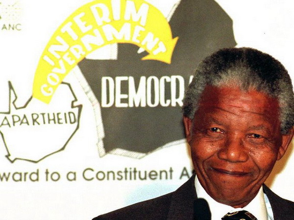 Mandela mỉm cười sau kết quả của một cuộc trưng cầu người da trắng về vấn đề phân biệt chủng tộc được công bố vào ngày 18 tháng 3 năm 1992, ở Pretoria. Ông Mandela nói tình trạng phân biệt chủng tộc vẫn còn hiện hữu ở Nam Phi, bất chấp thực tế rằng các cử tri da trắng đã có sự ủng hộ với cuộc bầu cử của ông. (Ảnh: Graeme Williams/AP)