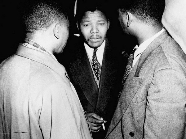 Các nhà lãnh đạo trẻ của Đảng Quốc đại (ANC) Walter Sisulu (trái), Nelson Mandela và Harrison Motlana tại Chiến dịch Phản đối năm 1952 tại Tòa án Tối cao Johannesburg. Chiến dịch khuyến khích người da đen không tuân theo luật phân biệt chủng tộc. (Nguồn: AP)