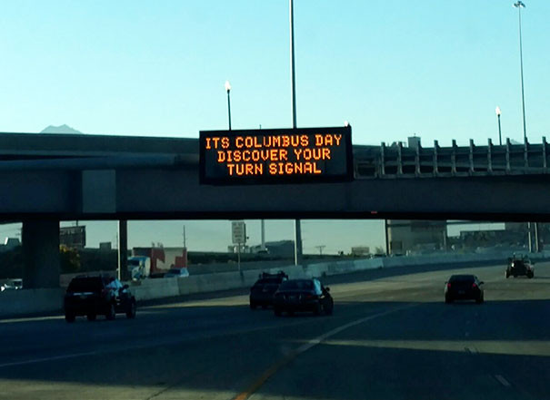 Hôm nay là ngày Colombus. Hãy khám phá (đèn) xi nhan của bạn. (Nguồn: boredpanda) 