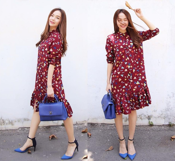 Xuống phố một ngày đẹp trời, Minh Hằng chọn đầm sơmi họa tiết bắt mắt, kết hợp với giày cao gót phối màu duyên dáng của Zara. Túi xách Chanel gam màu xanh navy cũng được nữ diễn viên ưu ái mix cùng, làm tăng nét thanh lịch cho tổng thể trang phục.
