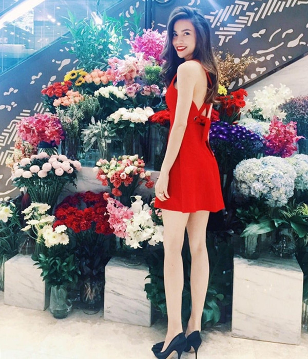 Hồ Ngọc Hà 'hạ gục' mọi ánh nhìn trong mẫu đầm ngắn tông màu đỏ rực rỡ. Với thiết kế khéo léo tôn những 'điểm vàng' cơ thể, bộ cánh không chỉ tôn vóc dáng gợi cảm mà còn tô đậm thêm vẻ quyến rũ hút hồn của giọng ca 'Destiny.'