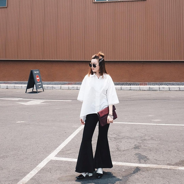 Yến Nhi khoe tài mix đồ sành sỏi với sơmi dáng rộng, quần ống loe và giầy gót to (chunky heels)