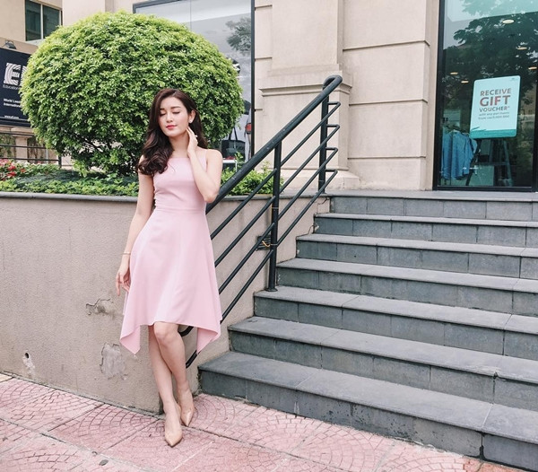 Huyền My chinh phục người hâm mộ cùng mẫu đầm chít eo màu hồng phấn nhã nhặn. Người đẹp kết hợp đầm với giày màu nude, hoàn thiện vẻ yêu kiều, đài các.