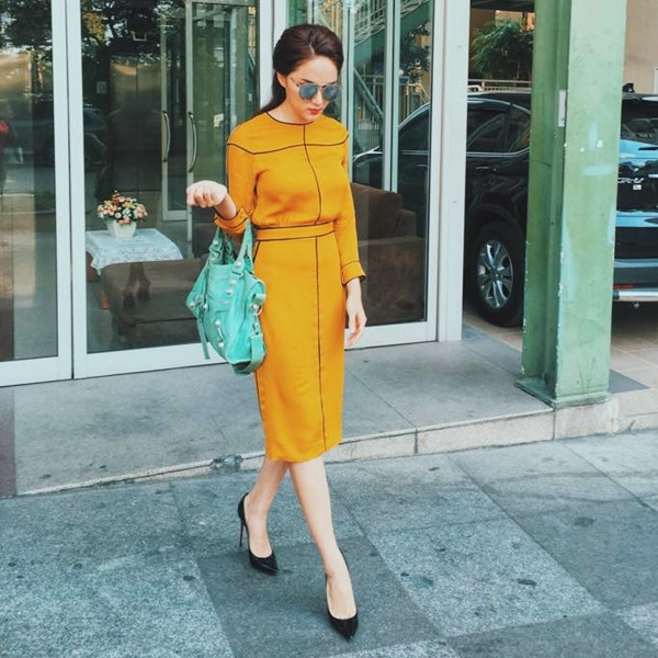 Hương Giang Idol tỏa sáng trên 'sàn diễn đường phố' với set đồ được phối đồng điệu. Mix cùng trang phục màu vàng cam làm chủ đạo, cô chọn giày cao gót tuyền đen để nhấn nhá vẻ nữ tính, không quên thêm cảm hứng tươi mới bằng túi xách tông màu xanh bạc hà.