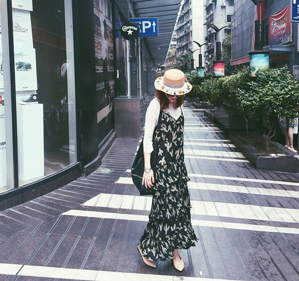 Kết hợp áo phông và đầm hai dây cũng là một trong những công thức phối đồ được Yến Nhi đặc biệt ưa chuộng trong Hè này