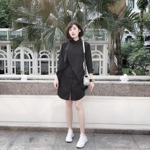 Á hậu Tú Anh 'phiên bản' tóc ngắn cá tính. Cô diện đầm đen và giày thể thao trắng năng động.