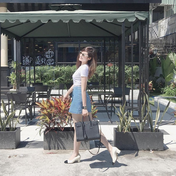 Dương Tú Anh tươi tắn hết cỡ với combo áo phông và chân váy denim. Người đẹp nâng tầm trang phục nhờ loạt phụ kiện đắt như vòng tay, túi của Hermès hay đôi giày two-toned huyền thoại của Chanel...
