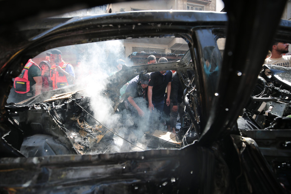 Xe ôtô chở một thành viên của Hamas bị thiêu rụi trong vụ không kích của Israel xuống dải Gaza ngày 5/5. (Nguồn: THX/TTXVN)