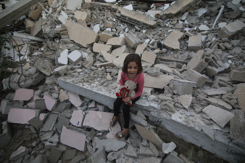 Cảnh đổ nát sau các vụ không kích của Israel xuống dải Gaza ngày 5/5. (Nguồn: THX/TTXVN)