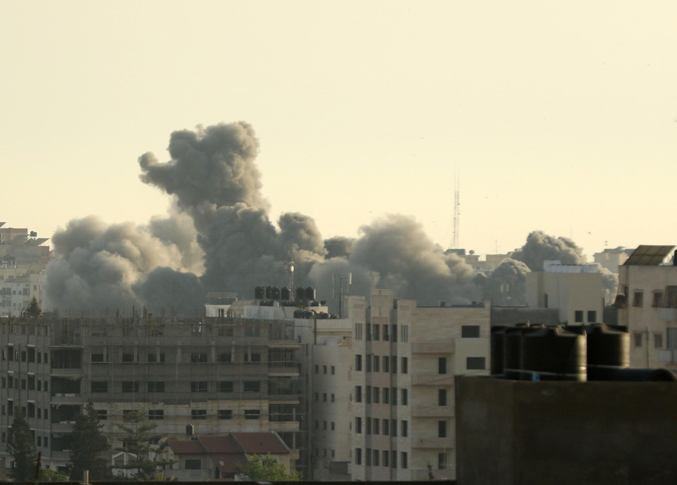Khói bốc lên sau loạt không kích của máy bay Israel xuống Dải Gaza ngày 5/5/2019. (Nguồn: THX/TTXVN)