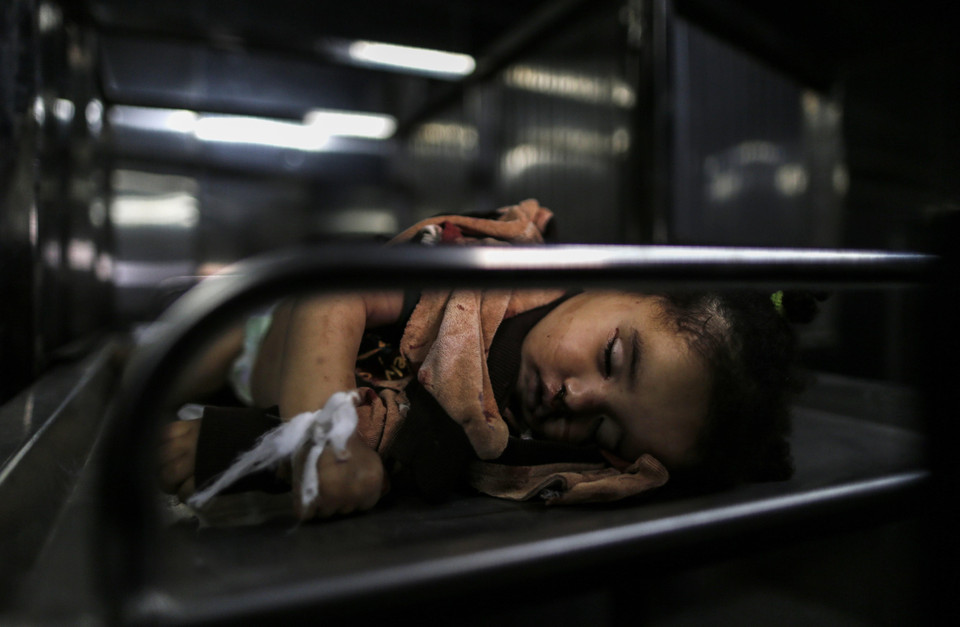 Thi thể một em nhỏ Palestine sau loạt không kích của máy bay Israel xuống Dải Gaza ngày 4/5/2019. (Nguồn: AFP/TTXVN)