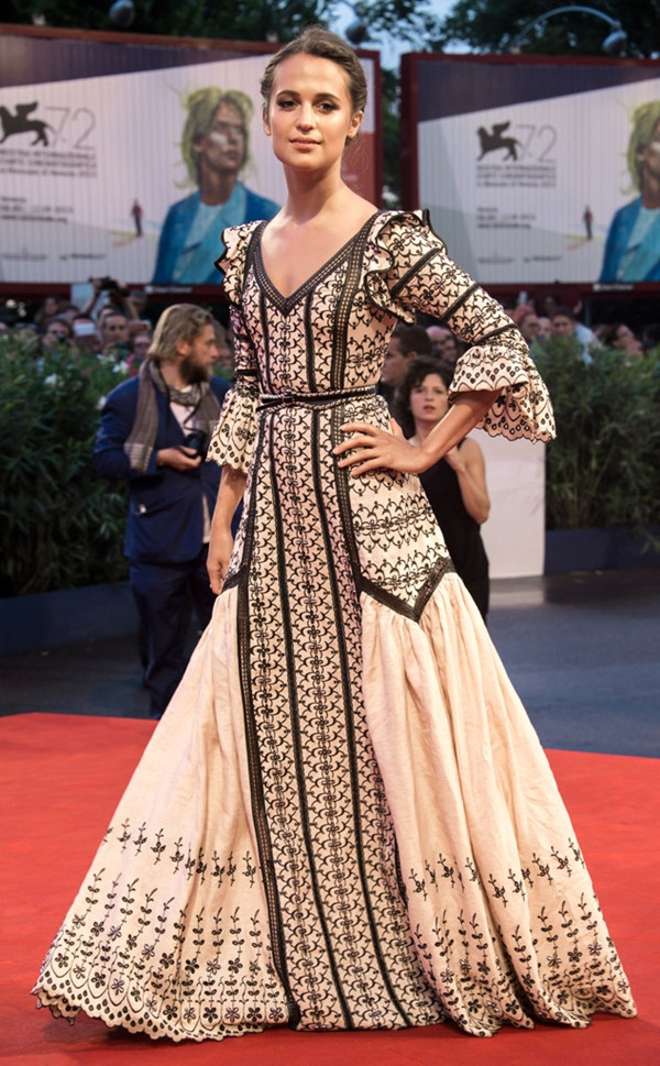 Nữ diễn viên triển vọng Alicia Vikander vẫn luôn là tín đồ nhiệt thành của Louis Vuitton. Lần này, cô chọn một thiết kế mang hơi hướng cổ điển của thương hiệu để xuất hiện trên thảm đỏ. 