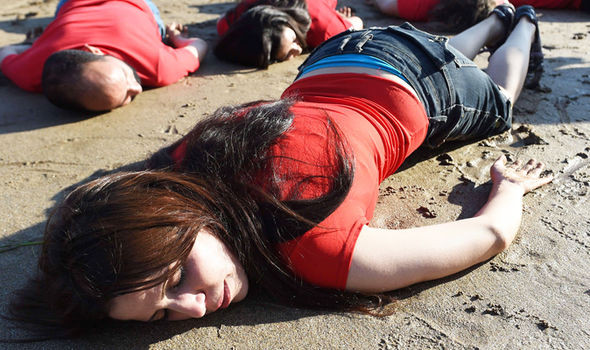 Nhiều người mặc quần áo giống như cậu bé Aylan. (Nguồn: Express)