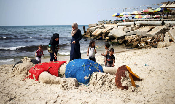 Arwa Arbijan, một người dân tham gia trên bãi biển chia sẻ: 'Khi nhìn thấy bức tượng bằng cát có hình dáng của Aylan Kurdi, tôi đã thực sự rất buồn.' (Nguồn: Express)