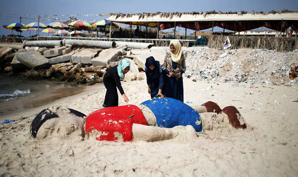 Một bức tượng làm theo hình dáng Aylan được đặt gần nơi mà 4 cậu bé chết nắm ngoái do chiến tranh ở Dải Gaza. (Nguồn: Express)