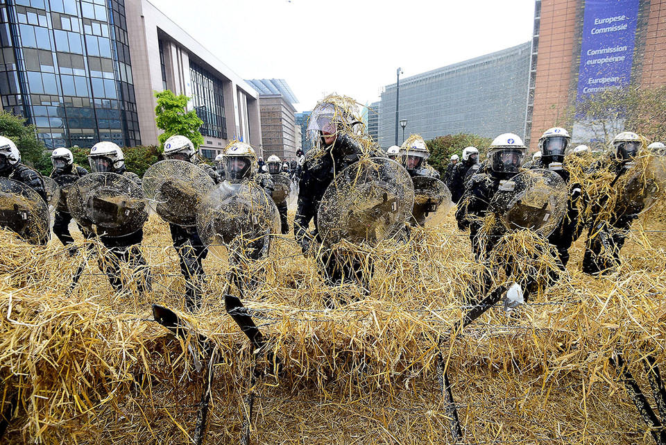 Cuộc biểu tình diễn ra cùng lúc với cuộc họp khẩn cấp các bộ trưởng nông nghiệp. (Nguồn: AFP)
