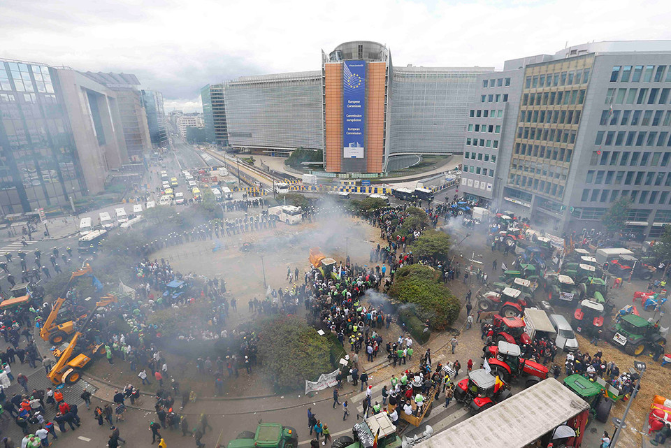 Hàng nghìn nông dân biểu tình bên ngoài trụ sở Liên minh châu Âu do giá sữa xuống thấp. (Nguồn: Reuters) 