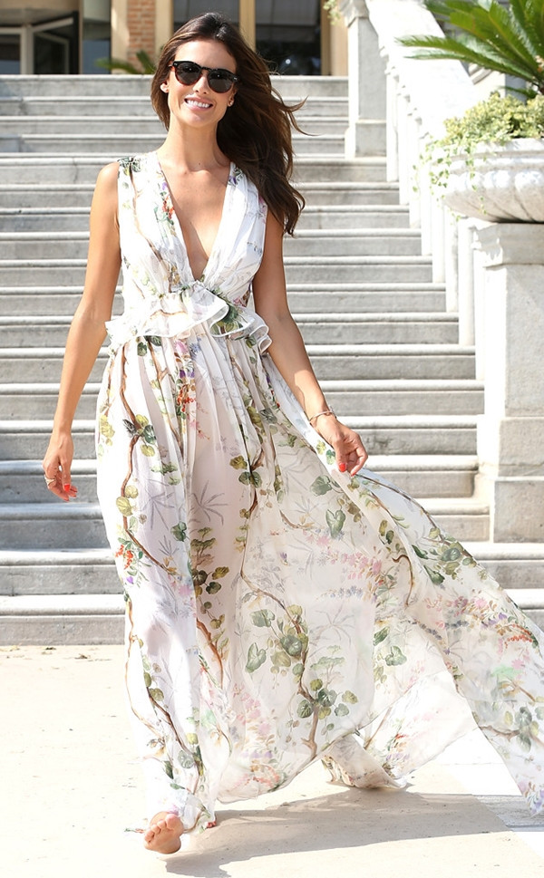 'Chân dài' Alessandra Ambrosio gợi cảm và phóng khoáng khi chọn chiếc đầm maxi lụa chiffon in hoa nhẹ nhàng của Philosophy di Lorenzo Serafini.