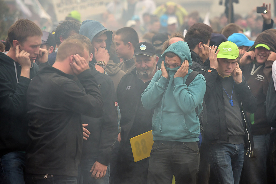 Người dân bịt tai khi pháo nổ. (Nguồn: Reuters)