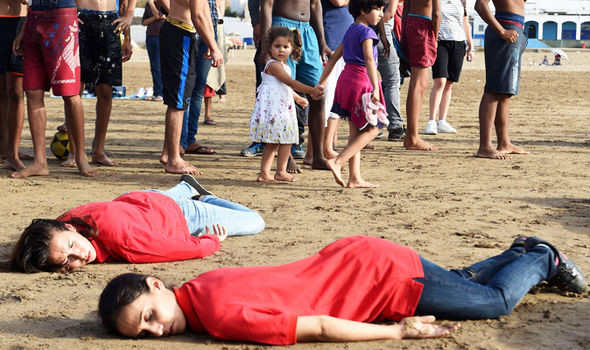 Nữ diễn viên Maroc Latifa Ahrar, người giúp tổ chức sự kiện, chia sẻ: 'Là một nghệ sỹ, nhiệm vụ của tôi là tái hiện và tôi tới dây cùng các đồng nghiệp để làm hành động nhỏ nhưng có giá trị lớn.' (Nguồn: Express)