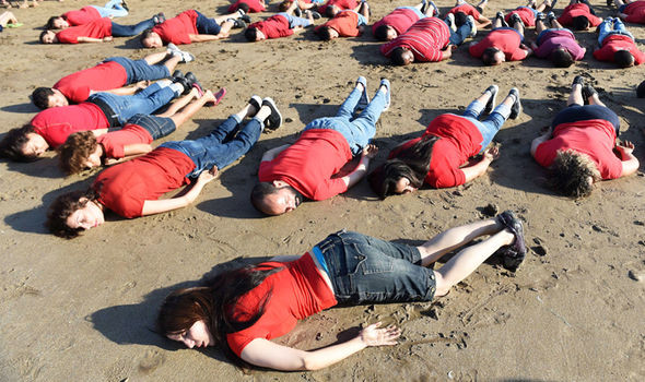 Nhà báo Rachid el-Belghiti khẳng định: 'Chúng ta ở đây để nói rằng Địa Trung Hải là nơi để sẻ chia và trao đổi, chứ không phải là rào cản đối với những người là nạn nhân của chủ nghĩa độc tài, nội chiến và khủng bố.' (Nguồn: Express)