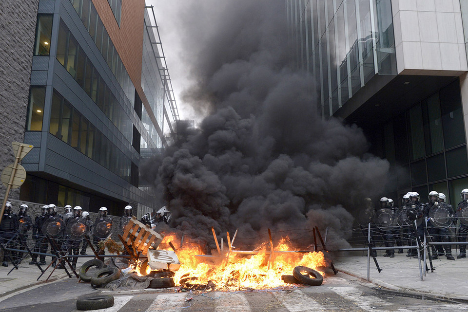 Cảnh sát đứng gần đám cháy bên ngoài trụ sở của Liên minh châu Âu. (Nguồn: Reuters)