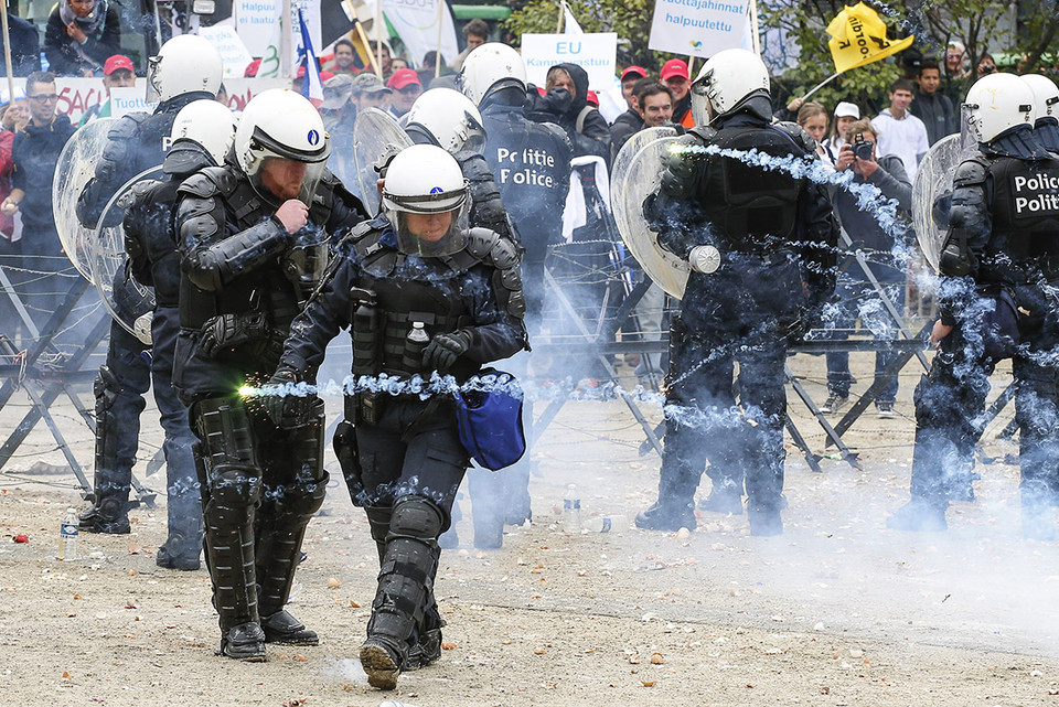 Cảnh sát tránh pháo. (Nguồn: Reuters)