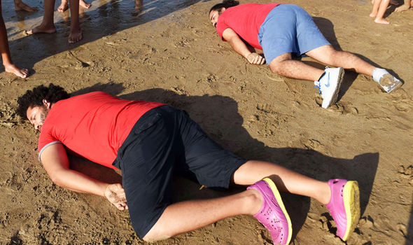 Khoảng 30 người đã nằm sấp trên một bờ biển ở Rabat, Maroc để ghi nhớ cảnh tượng kinh khủng đó. (Nguồn: Express)