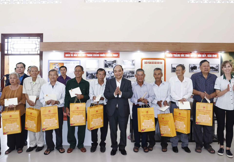 Chủ tịch nước Nguyễn Xuân Phúc tặng quà Tết cho các gia đình chính sách huyện Hòn Đất, tỉnh Kiên Giang. (Ảnh: Thống Nhất/TTXVN)