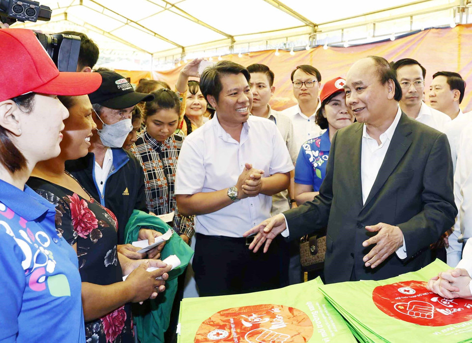 Chủ tịch nước thăm Hội chợ Tết nhân ái phục vụ người nghèo. (Ảnh: Thống Nhất/TTXVN)