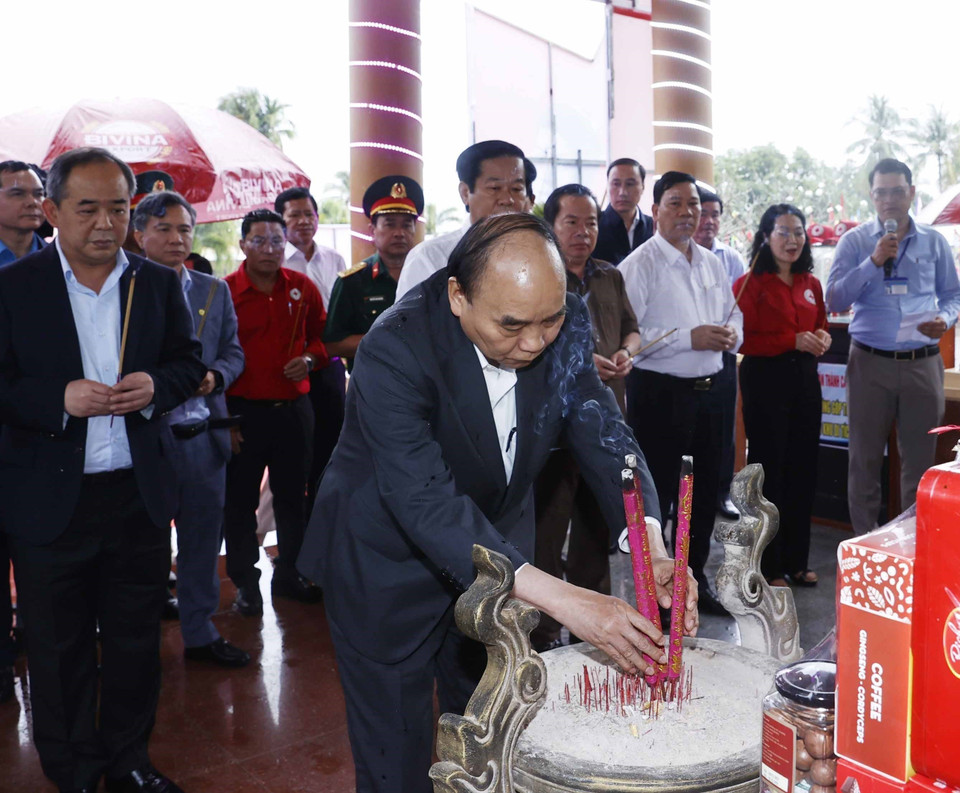 Chủ tịch nước dâng hương tưởng niệm nữ Anh hùng liệt sỹ Phan Thị Ràng (chị Sứ) và các anh hùng liệt sỹ huyện Hòn Đất tại Khu Di tích lịch sử thắng cảnh Ba Hòn, sáng 10/1/2023. (Ảnh: Thống Nhất/TTXVN)