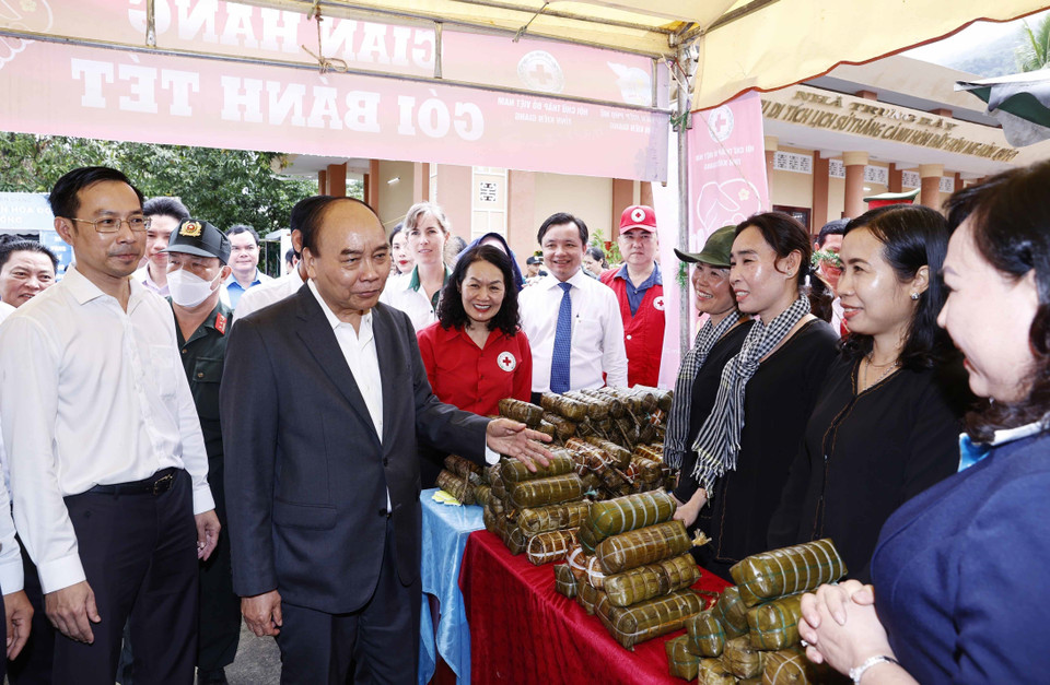 Chủ tịch nước Nguyễn Xuân Phúc thăm Hội chợ Tết nhân ái phục vụ người nghèo, sáng 10/1/2023. (Ảnh: Thống Nhất/TTXVN)