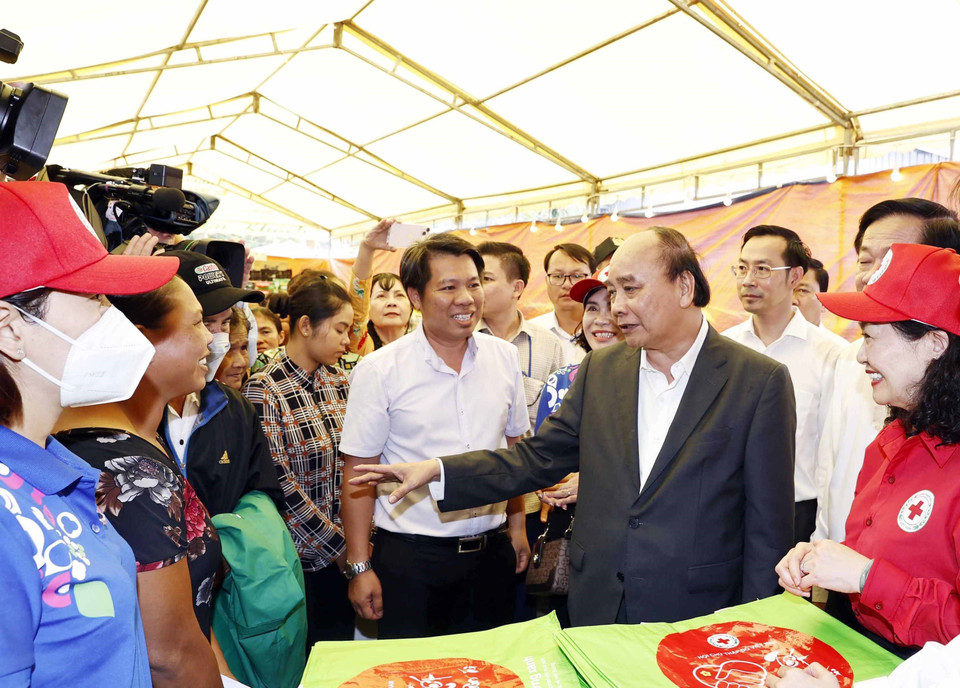 Chủ tịch nước Nguyễn Xuân Phúc thăm Hội chợ Tết nhân ái phục vụ người nghèo. (Ảnh: Thống Nhất/TTXVN)